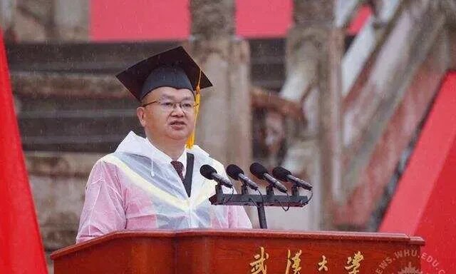 一句“等上级安排”让人不禁好奇，谁是武汉大学的“上级”！？要说武大张校长的危