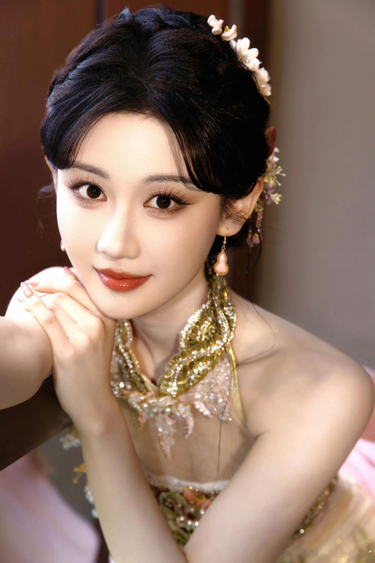 优雅与性感，你会怎么选美女明星旗袍穿搭写真