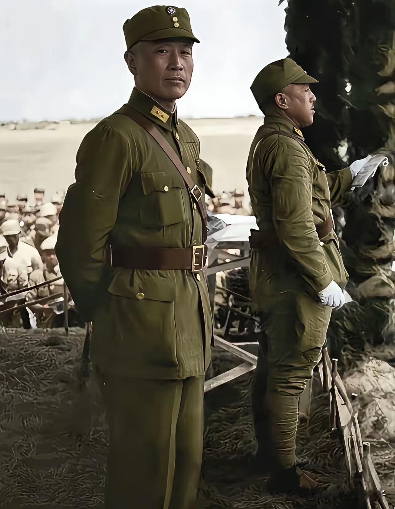 有人说站在杜聿明身后的那位将军是卫立煌？这张合影拍摄于1939年12月31日