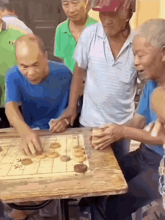 知道他为啥戴头盔了