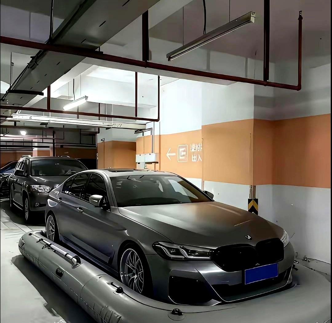 重庆一小区地下车库登上热搜,业主老秦怕暴雨,给自家轿车套了只巨型气囊,号称