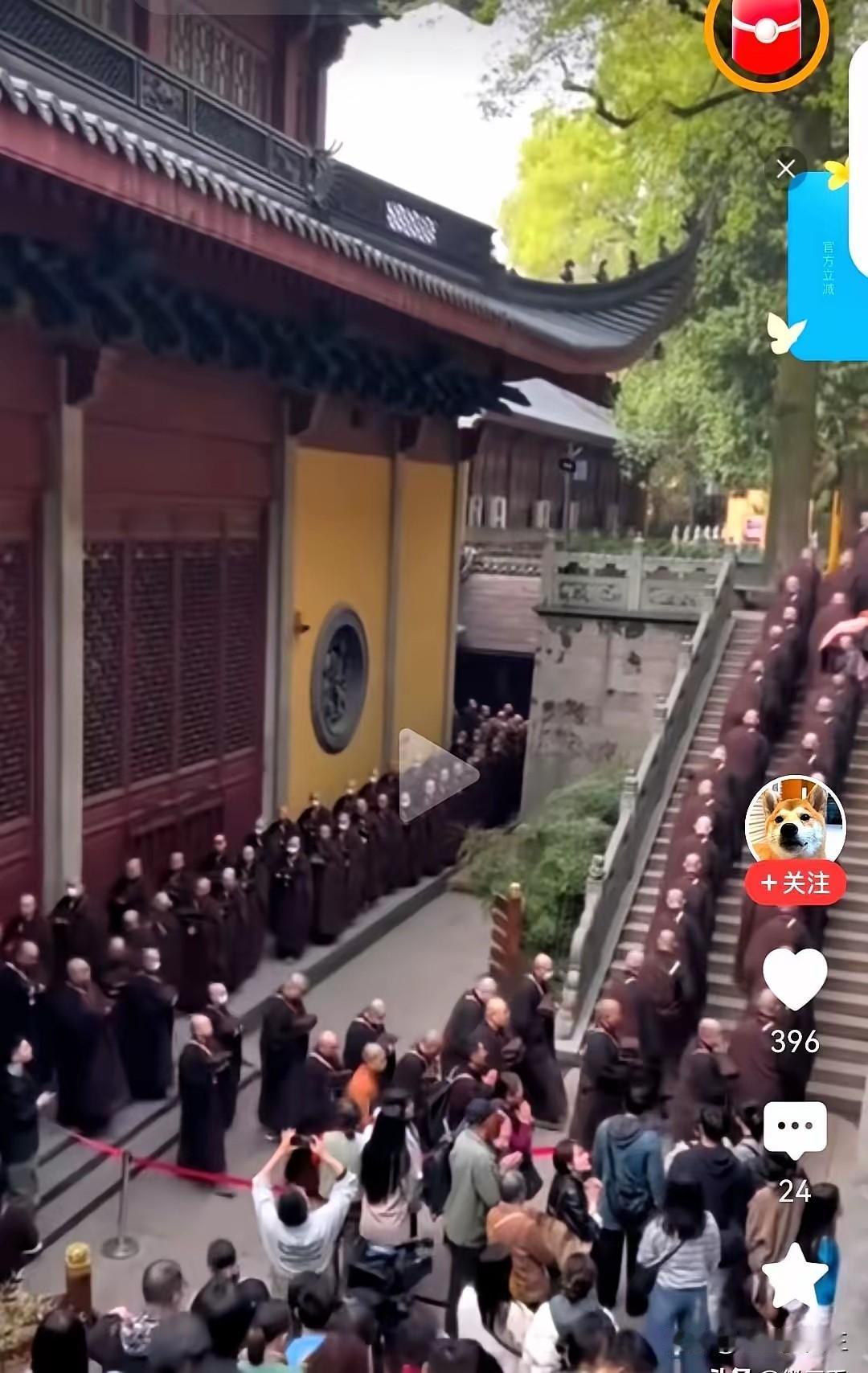 今天看到一条关于间谍潜入寺庙的设想：白天和人一起诵经，晚上则脱下僧衣，乘夜色离开