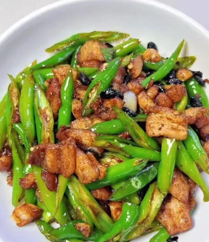 昨晚下班懒得做饭，在公司楼下“湘菜馆”点了份辣椒炒肉，宣传图里肉片堆成小山，想着