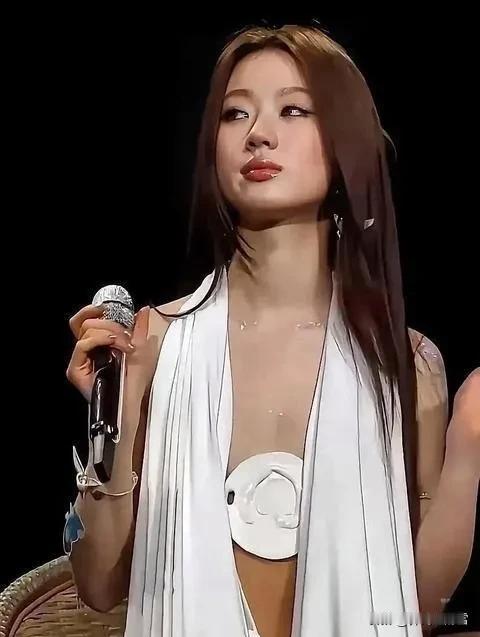 单依纯的衣服好看吗？造型美吗？一个金属圆片贴在胸中间，而不是两边，两条白色条