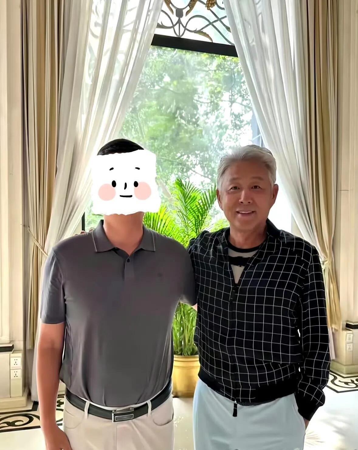 岁月不饶人，陈道明也成为了白发苍苍的老头子了。电视上看到的那么英俊，怎么离开美颜