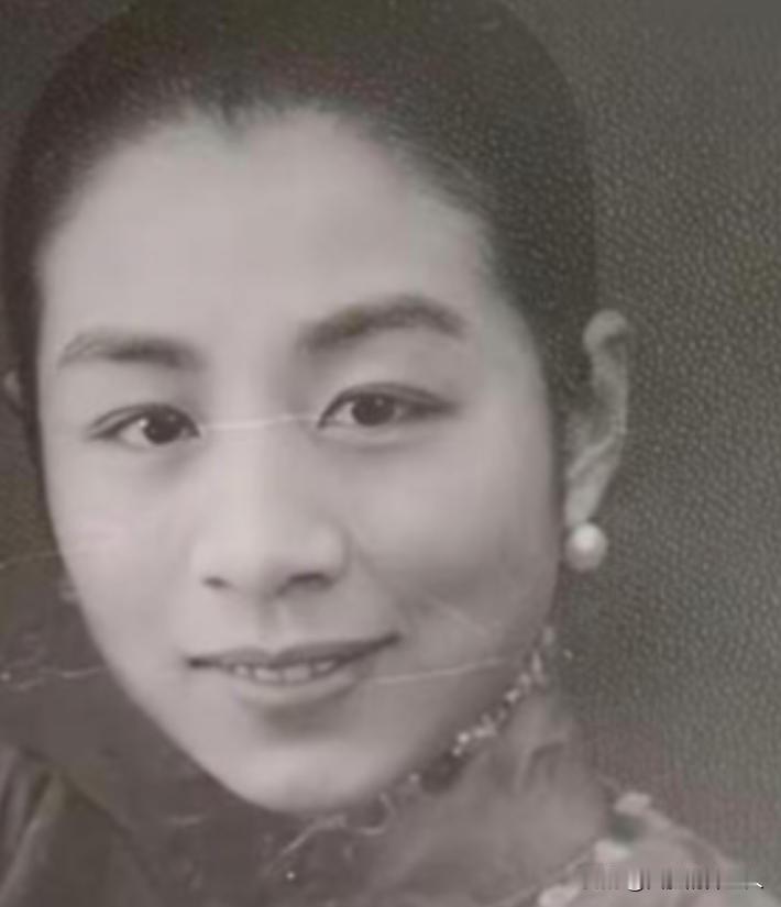 1947年，57岁海关总署署长张福运，与17岁的养女发生关系。不久后养女怀孕，
