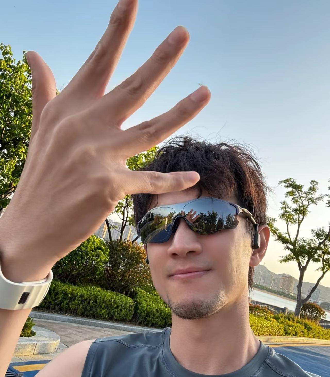 这一刻，终于明白林更新为什么是九亿少女的梦，连男人也很难不喜欢吧。不是他长得帅