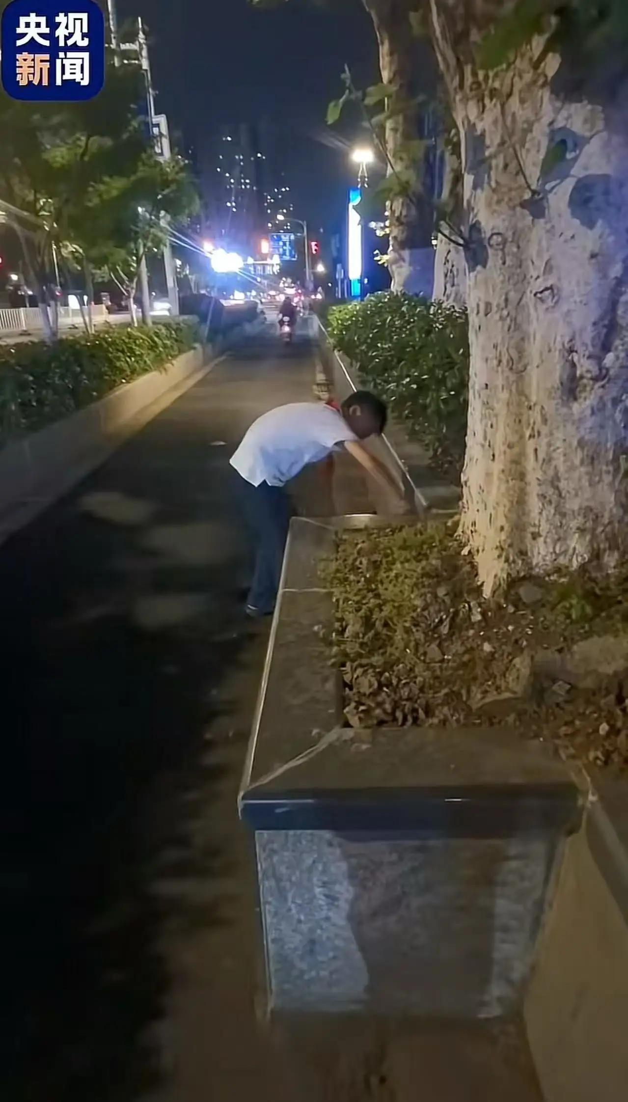 一个孩子让多少成年人汗颜？南京小学生暖心举动刷屏全网，格局瞬间拉开一个孩子