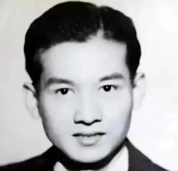 1992年，在台湾蛰伏了42年的我党地下工作者，伪装身份回到大陆。到家后，却看到