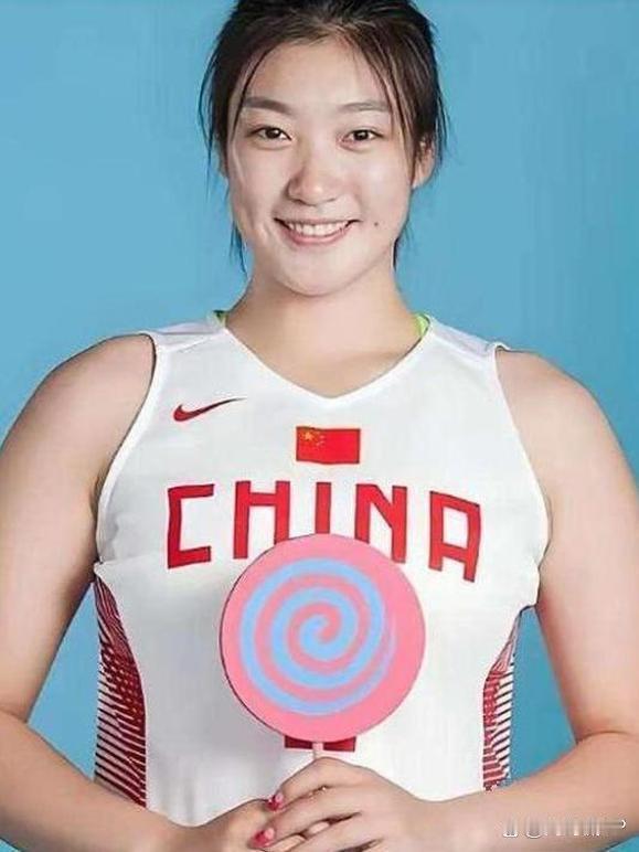 现役中国女篮六虎：一、李月汝，26岁，身高201cm二、韩旭，25岁，身