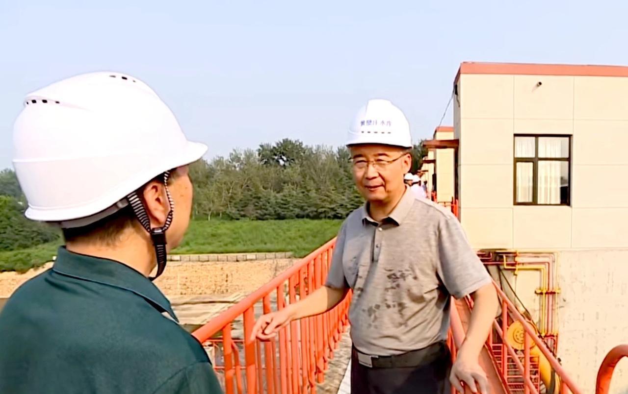 石家庄新市长王现坤的初次调研，让人印象深刻，深入基层调研检查防汛备汛工作，照片中