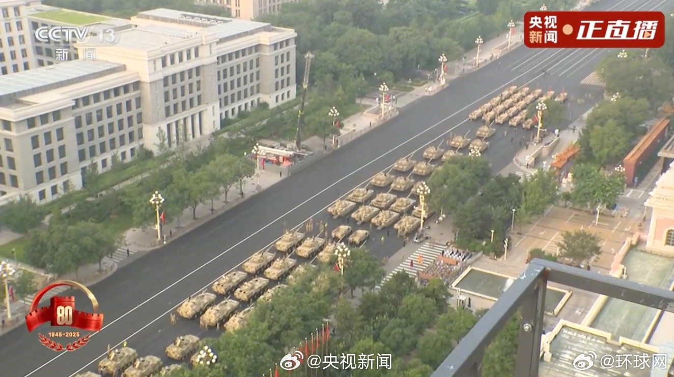 #九三盛大阅兵#【#祖国武器列阵一整个热血了#】#阅兵直播#的高处视角中，几乎可