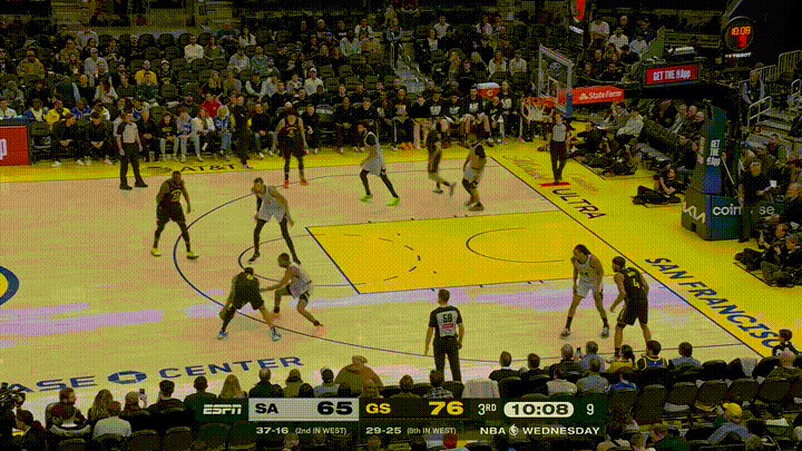 勇士老将追梦格林真是太机灵了！在今天勇士主场迎战马刺的比赛中，追梦格林好好的给文