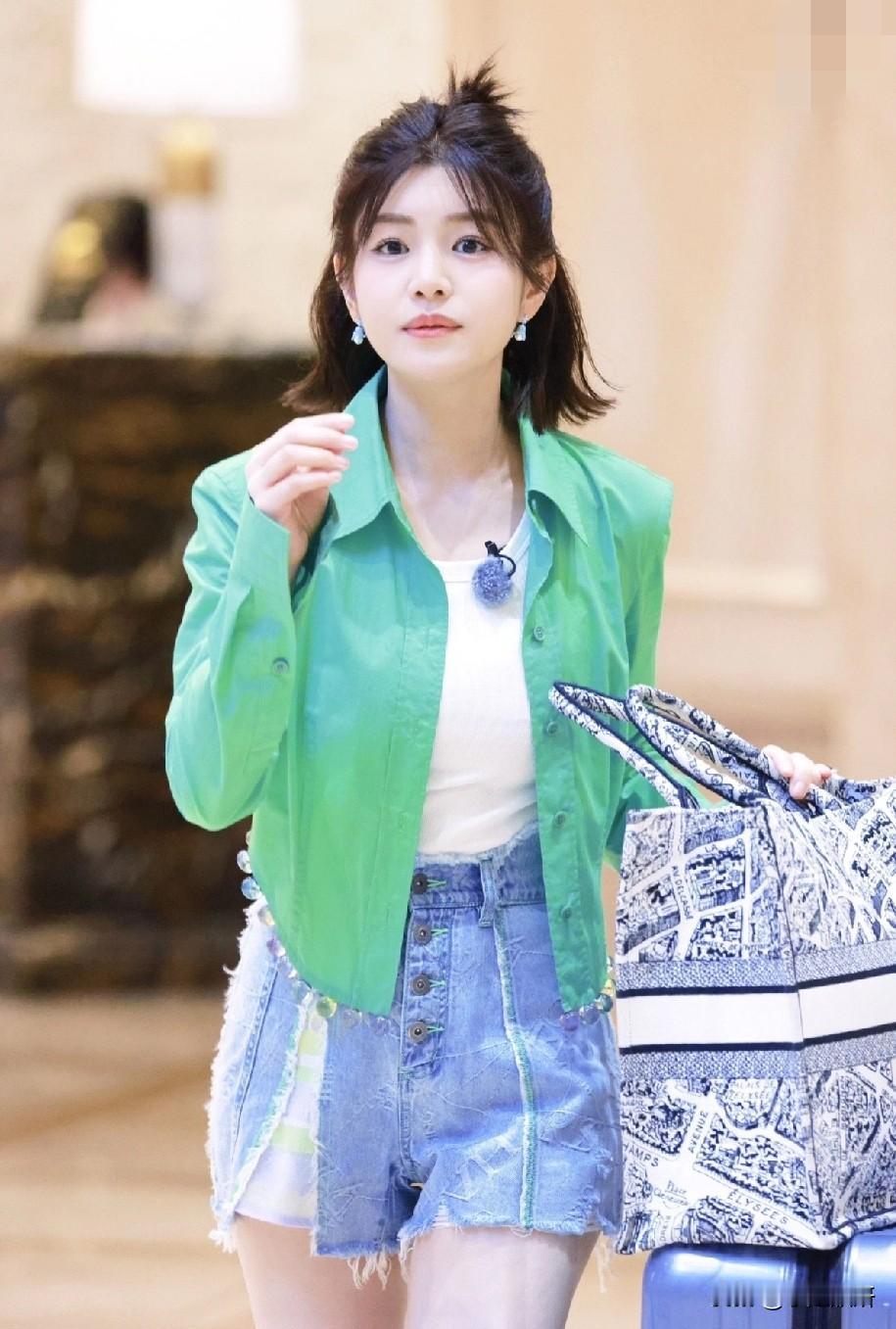 陈妍希从小物质丰富，家里有钱且是父母的独生女，这代表爱意中长大！然后，她还聪