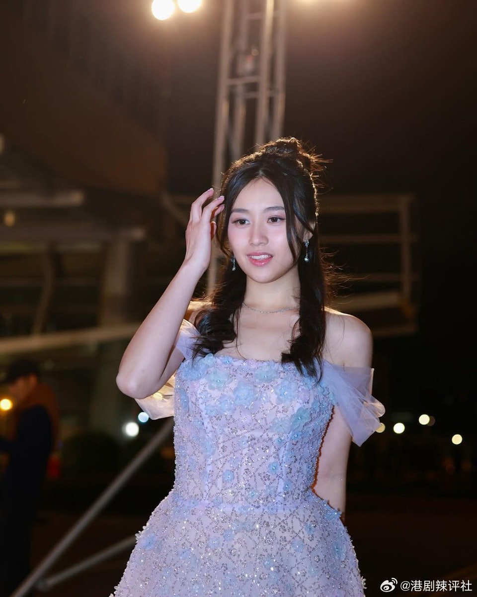 TVB再有藝員離巢，今次輪到年僅22歲的梁荺苓（Winter）宣布離開！這位樣子