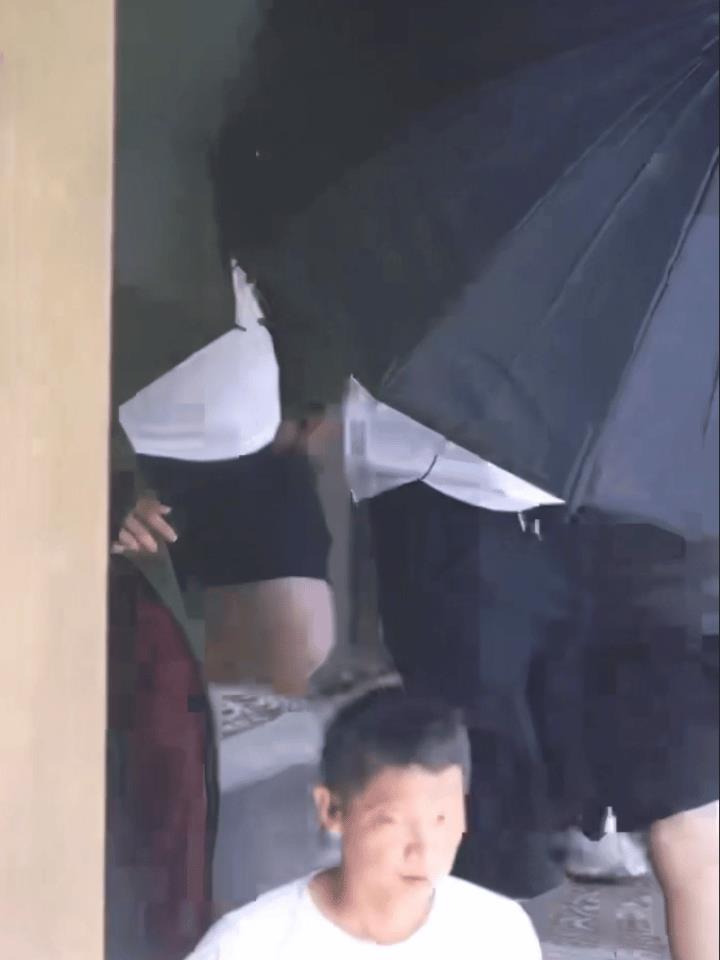 邓为站都站不稳，工作人员搀扶着送往医院，真的太心疼了横店近40度的高温，邓为还