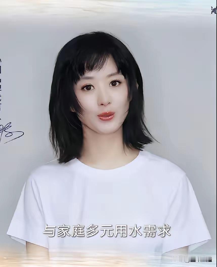 赵丽颖瘦了，换了这款新发型，看上去脸愈发瘦削了。虽说赵丽颖五官精致，有着小巧的