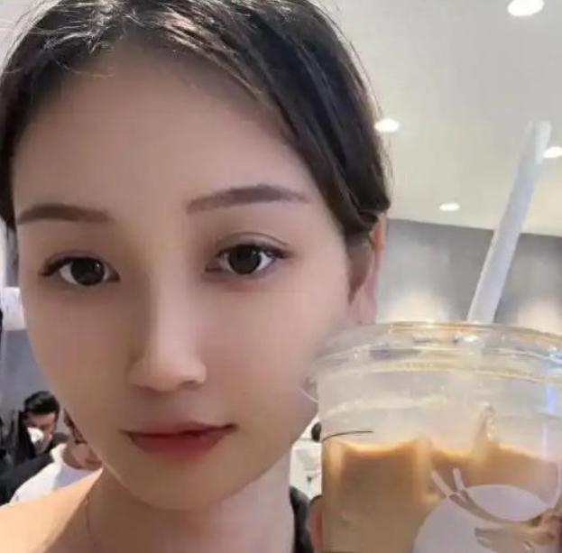 “你就该继续贫困！”一个拿4500元最高档助学金的贫困女大学生，因为每天一杯9.