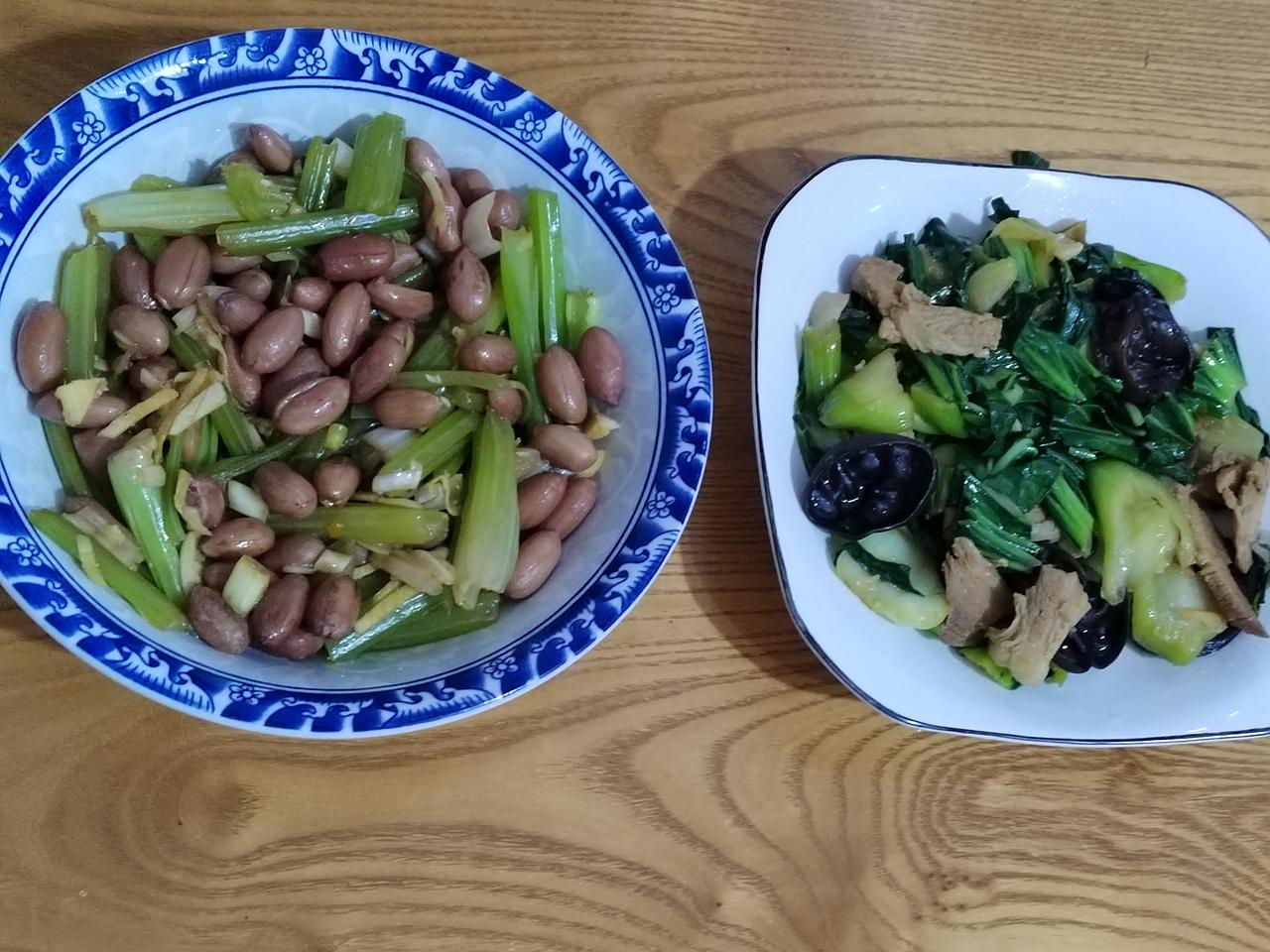 多些日子没吃小油菜，昨天到菜市场买了点。以前都焯水凉拌，现在天气有点冷，就来了