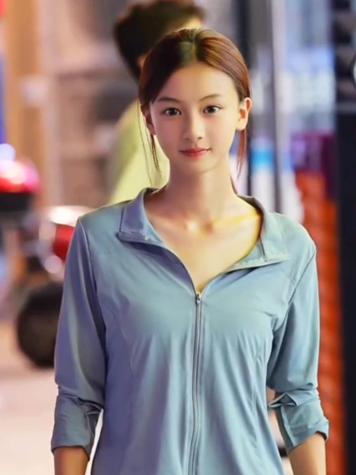 爆火后的14岁女孩，被导演于正称赞后，网友们发现，女孩七七的妈妈，开始在