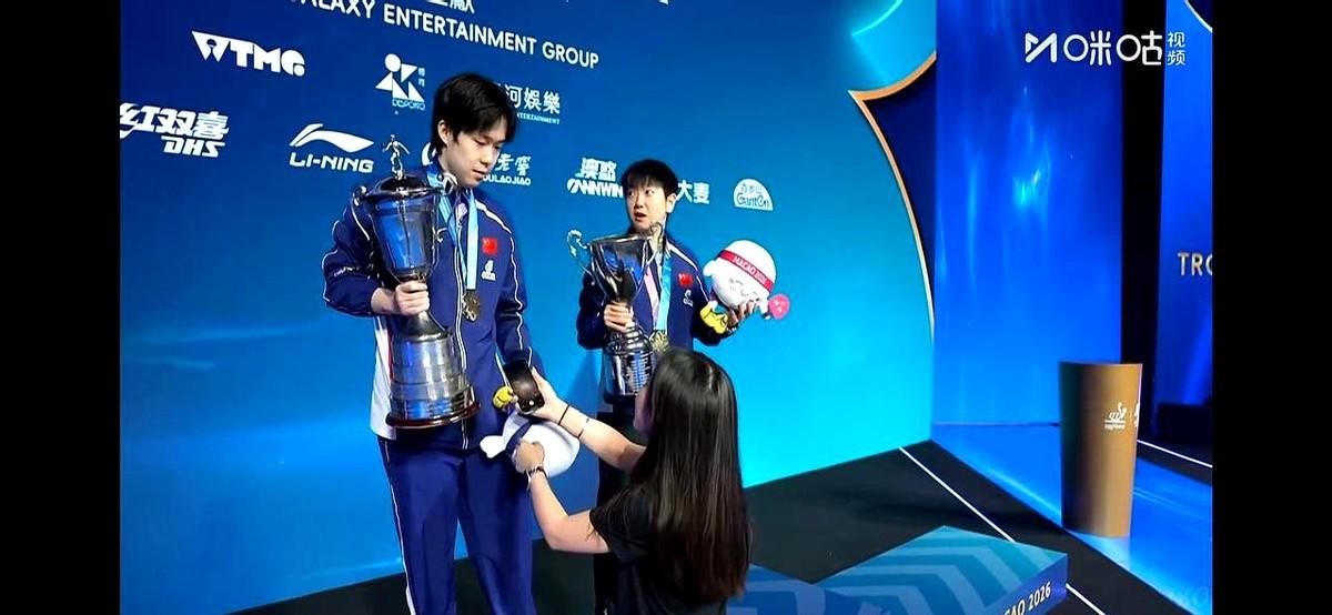 孙颖莎和王楚钦在领奖台上“吵”起来了，这一幕简直比夺冠还要精彩！新加坡大满贯