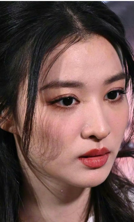 原来女明星也是会卡粉的，但是王楚然还是好美啊。​​​