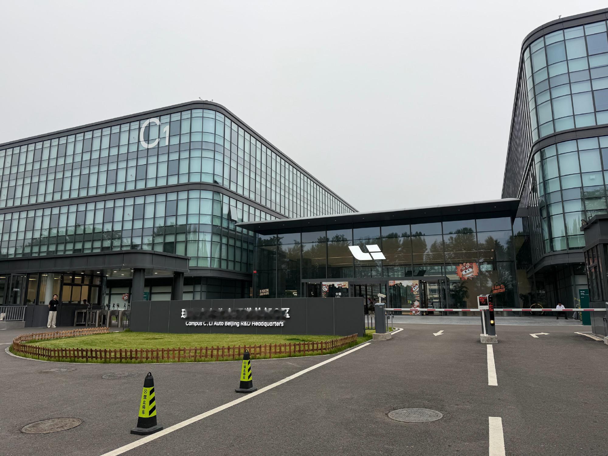 那天，我站在理想汽车总部门口，想了很久。一台车，为什么会勾起了我的思考。因为，这