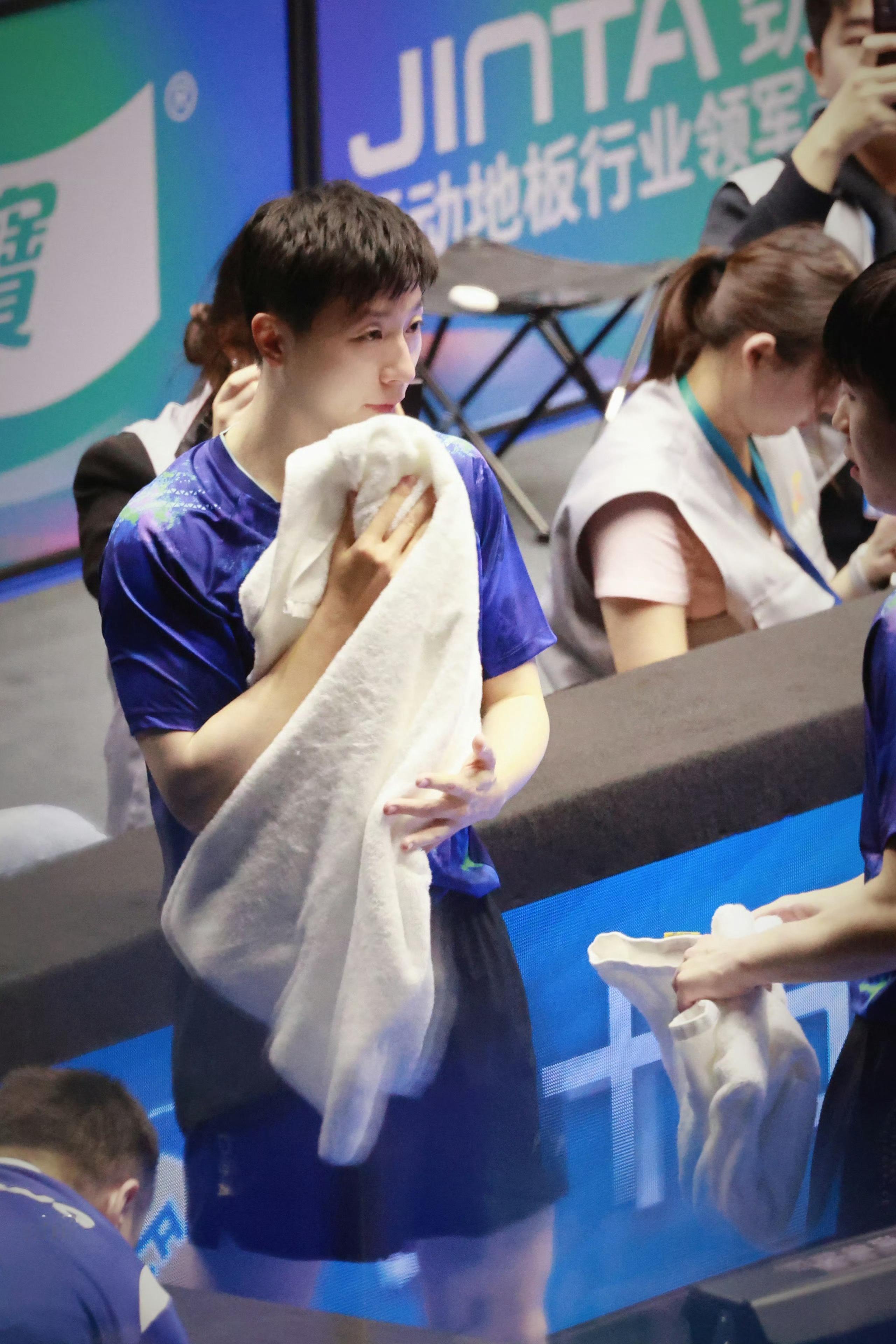 小goat摄影课堂：赛场萌物马龙龙告诉你，白色大毛巾在这种光线杂乱的环境里作为天