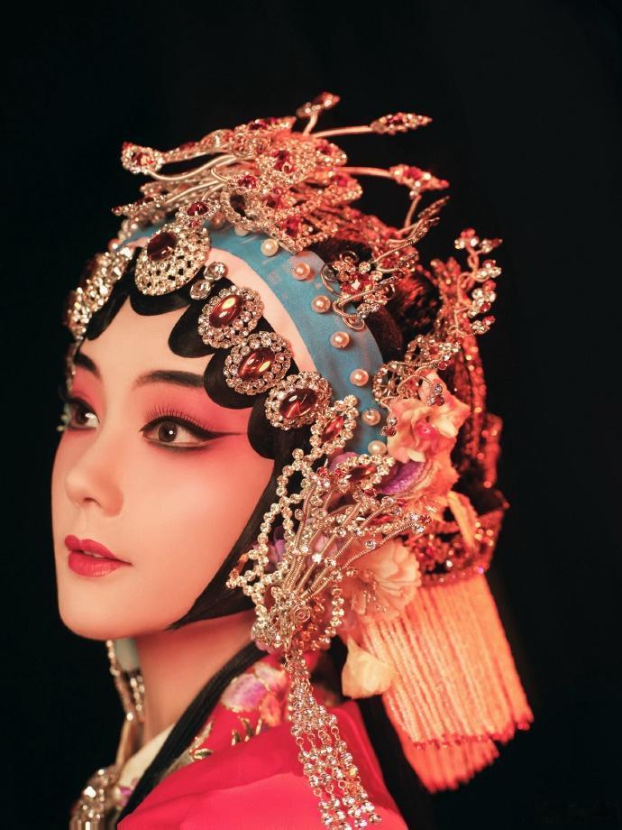 看不出来她是谁吧？对了就是正在热播的电视剧《美人余》余梦李一桐没想到京剧打