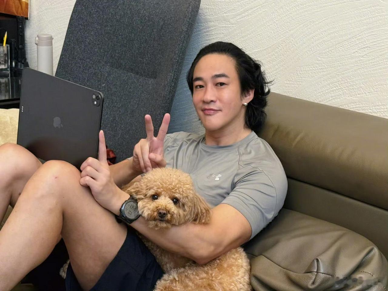 何润东确实很可怜的，把宠物狗当儿子，和圈外老婆结婚结婚快10年了，一直想要一个孩