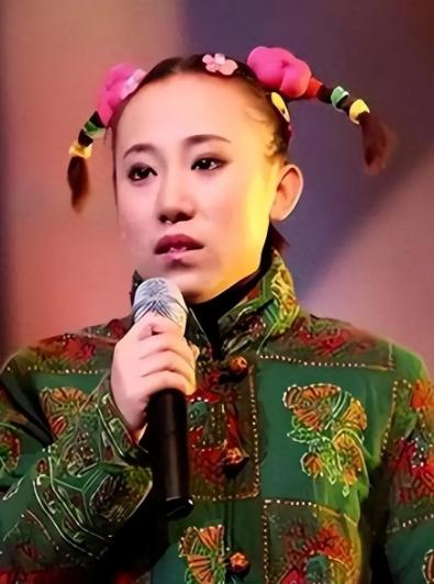 丫蛋本名叫吕品，38岁，已婚还生了三个娃。头一任丈夫是王金龙，2009年他俩结婚