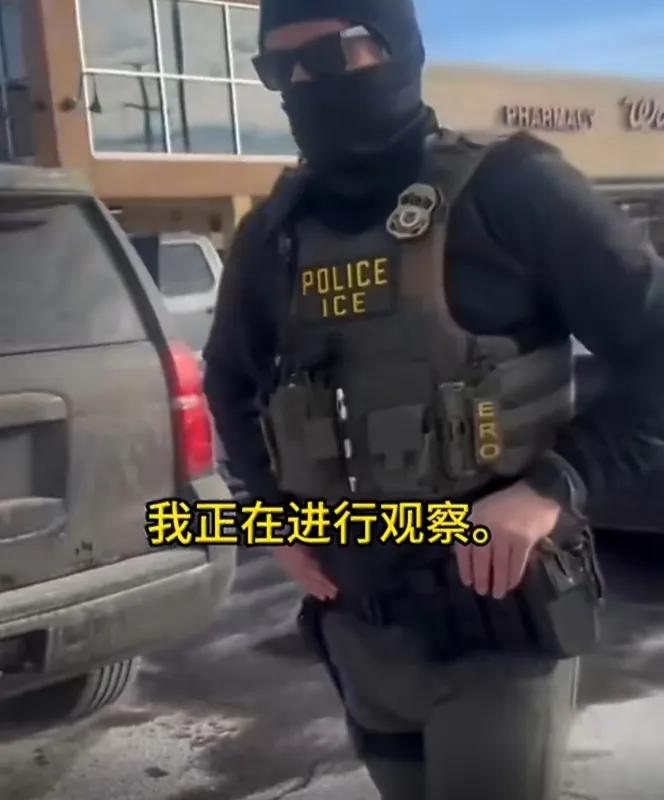 这名ICE干员在和抗议者对话时，抗议者不断对ICE讽刺，秀优越感。结果这哥们来了