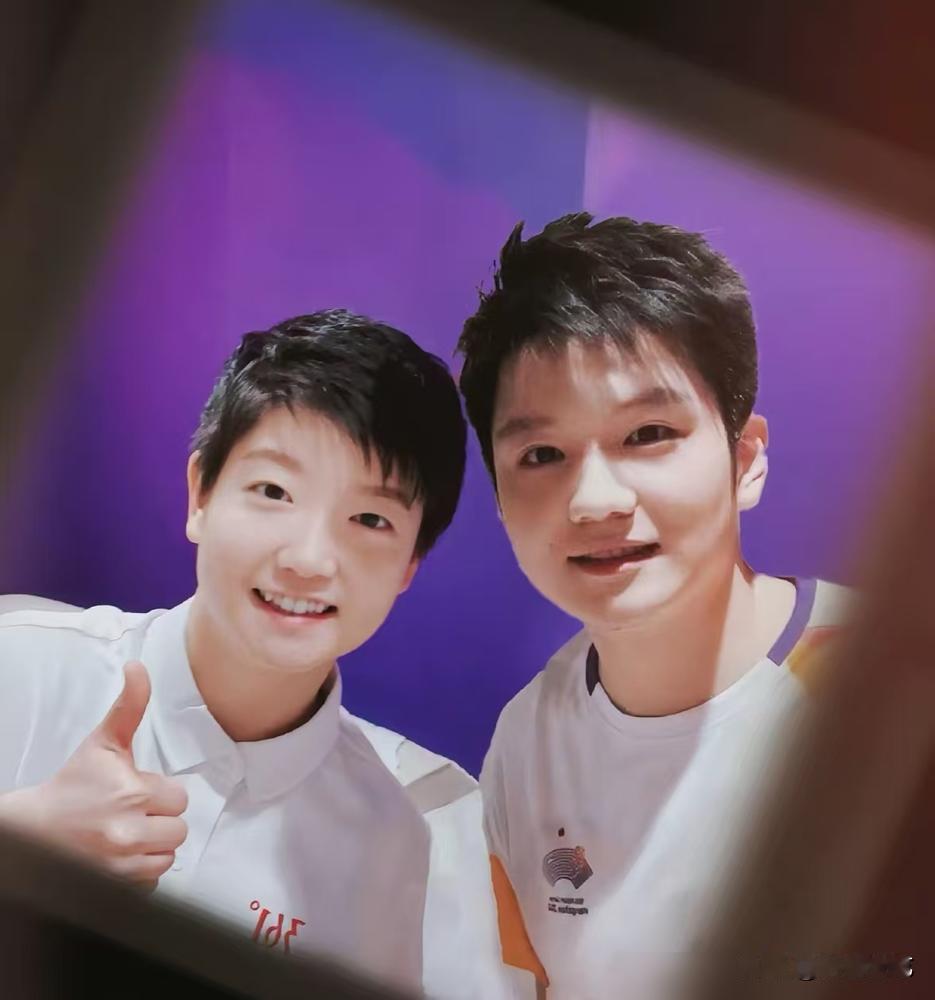 一个在德国联赛全胜，一个刚拿下亚洲杯冠军，但他俩身上最值钱的，竟然不是金牌。