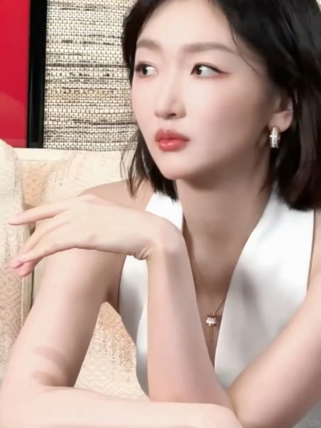 顶光下的周冬雨看完周五晚高疯，真的有被周冬雨圈粉！！好活泼可爱的一个人，太真实了