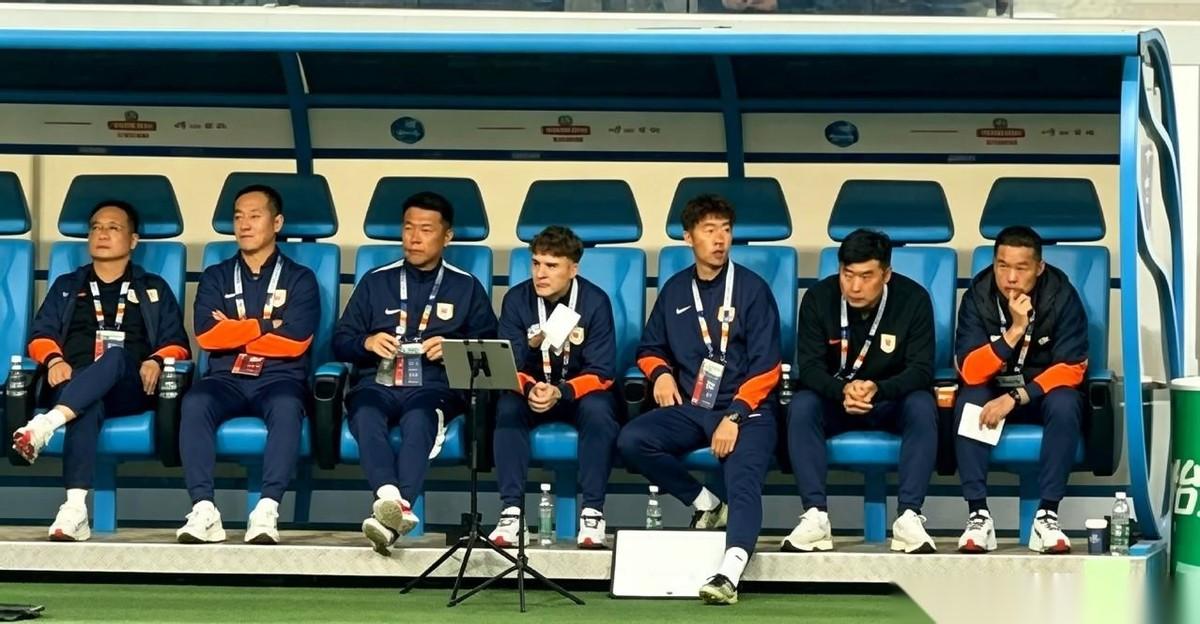 目前山东泰山低迷的问题大多数人没说到点儿上，根本原因不是韩鹏、宿茂臻，根源就是球