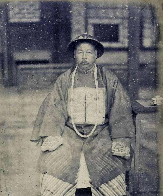 左宗棠出生于1812年，1885年去世。他比曾国藩小1岁，比李鸿章大11岁。