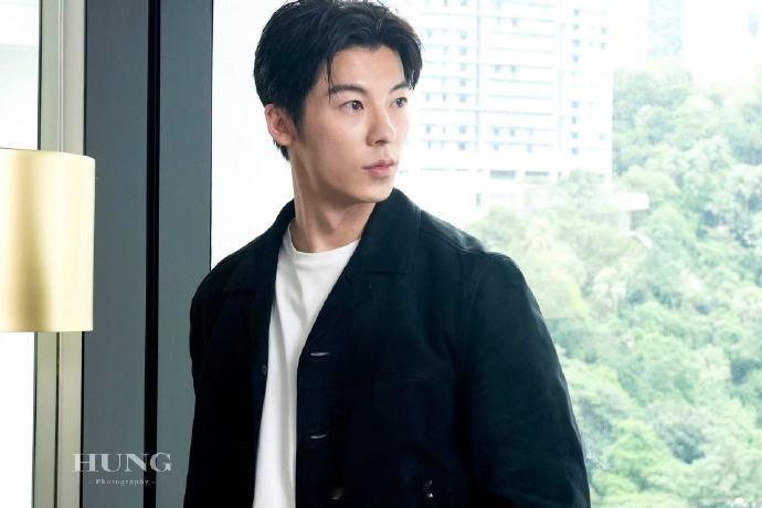 许光汉回应吻到翘脚许光汉这波细节赢麻了！回应吻戏翘脚是为贴合重力的临时设计，演技