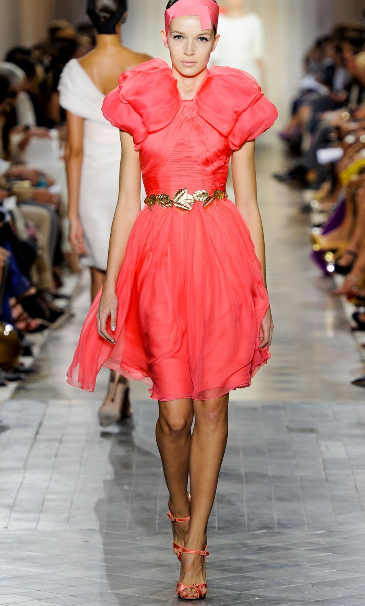 秀场回顾|GiambattistaValli2011秋冬高级定制系列挺括