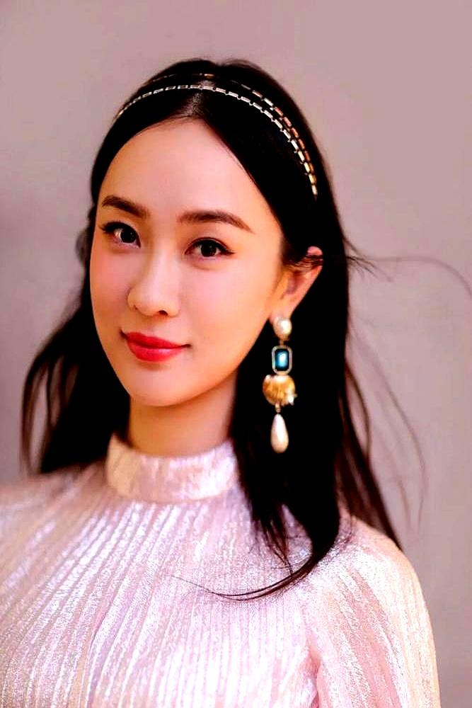 都羡慕霍思燕的松弛感，却没看到她赌对了婚姻赛道。半隐退五年，老公杜江全力