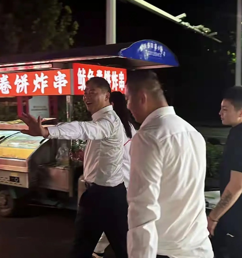 这几天宿迁又热闹了，原因是大强子又回老家了，这次是为了开店，怪不得大强老家的豪宅