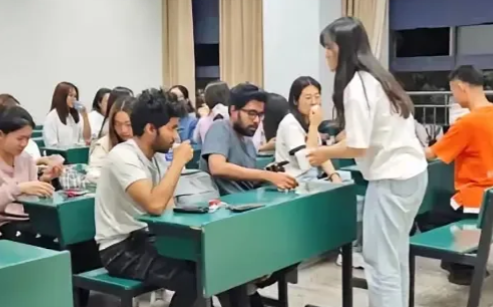 高校陪读制度让女生集体罢课抵制，​这事儿真的太过分了！​学校居然要求女学生陪
