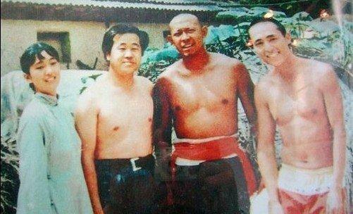 如果，不知道他们，就是现在的大腕，看到这张图，可能会配上这样的解说：体