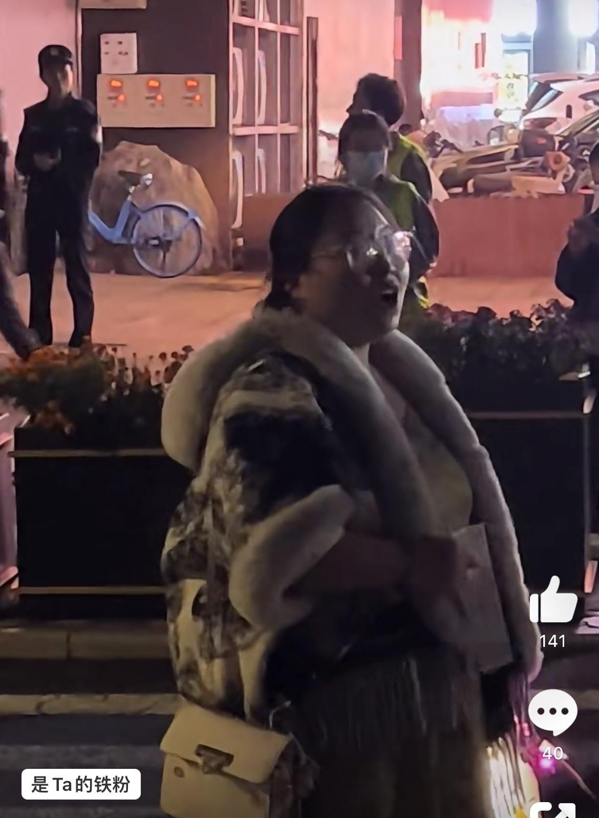 昨晚，一小迷妹花130元门票看偶像周杰伦济南演唱会，保安不让进，怒而控诉主办方，