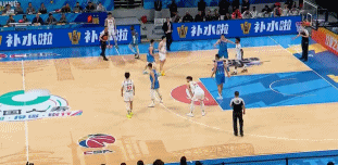 上海队巨星张镇麟真是太无语了！在今天CBA常规赛上海客场挑战北京天的比赛中，当时