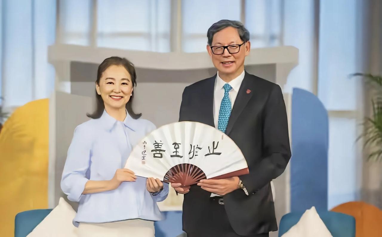 女神老去也优雅，71岁林青霞现身香港大学满头白发依然精神矍铄71岁的林青霞最