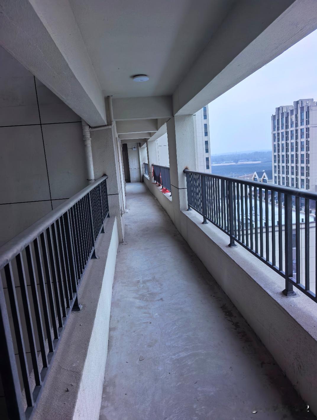 开发商为什么要建连廊？真的太占公摊面积了想把我家这个连廊改一改，整点花花草草