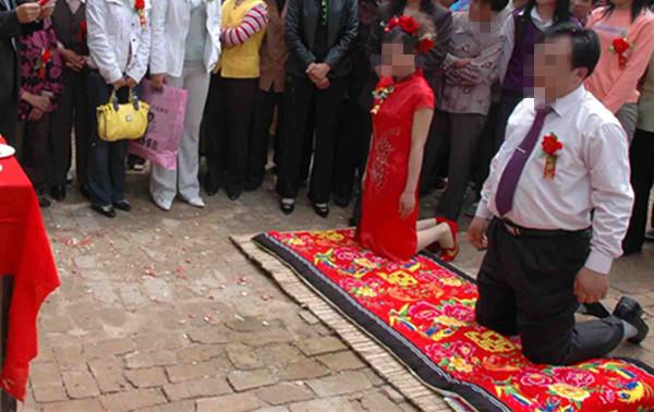 孙子结婚, 奶奶送给孙媳妇一个银镯子, 得知来历, 孙子懊悔不已!