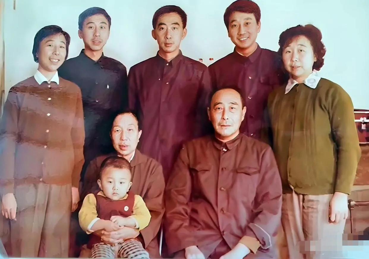 难得一见，冯巩晒全家福，一家人并非共用一张脸。前几天，也就是阴历的十月一，冯