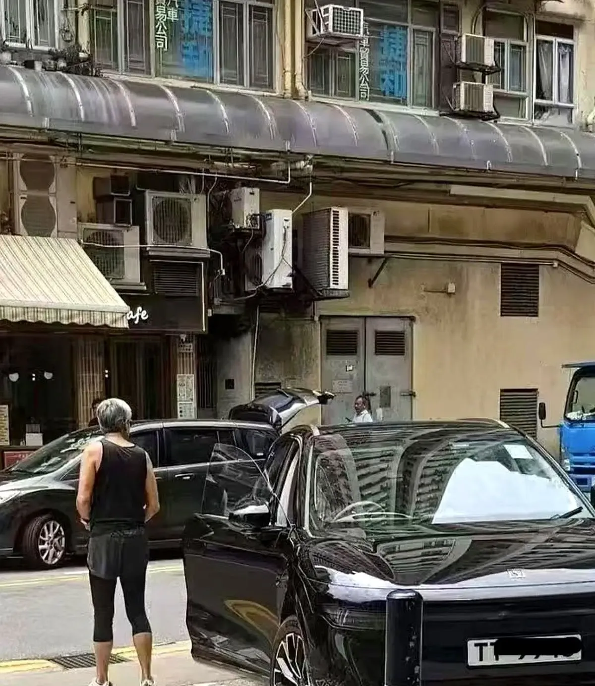 9月4日的香港街头，一段网友随手拍下的视频，把身家几十亿的周润发“扒”了个底朝天。镜头里没有什么隐秘