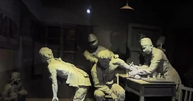 1943年，长春一名流浪男孩被日军抓到哈尔滨平房731基地，一群穿白大褂的日军把